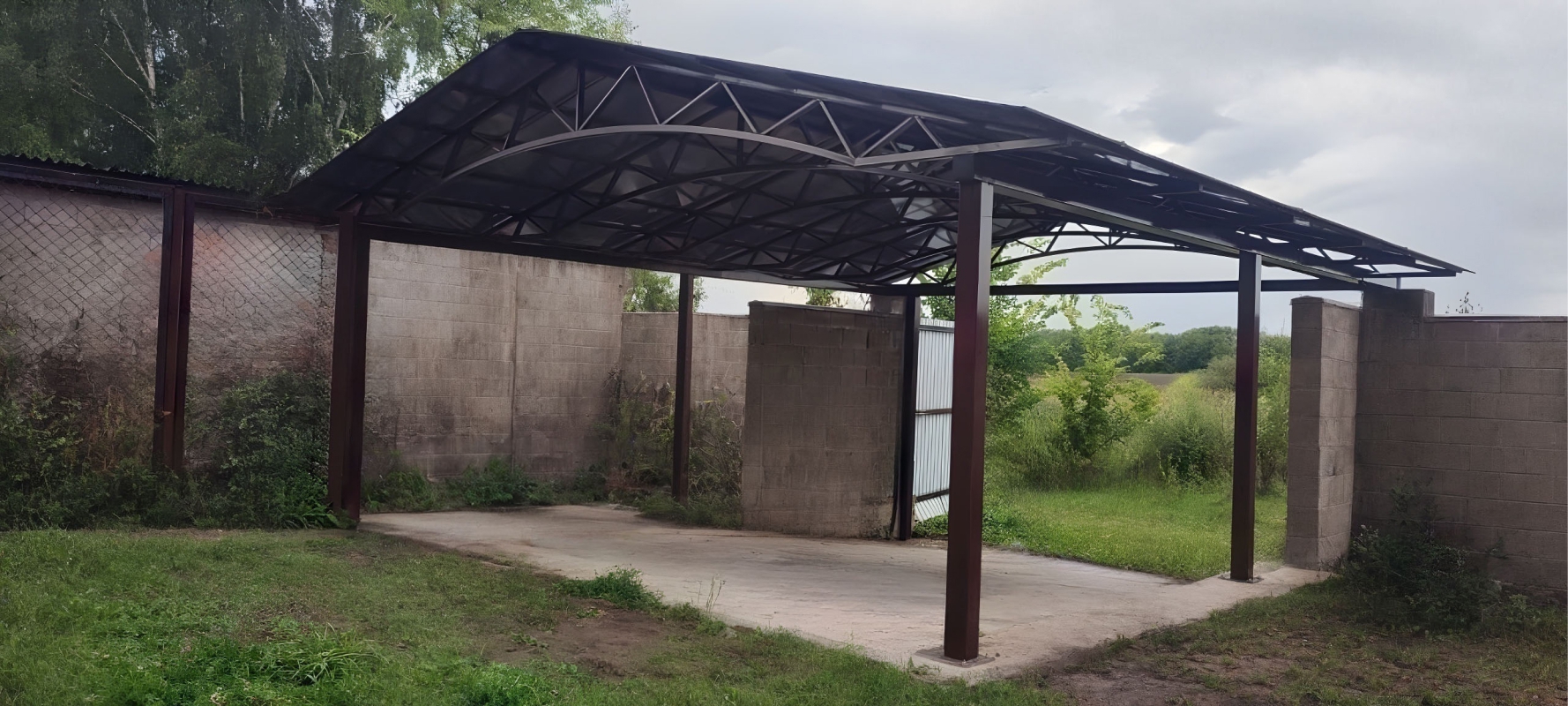 Двускатный навес с поликарбонатом для автомобиля