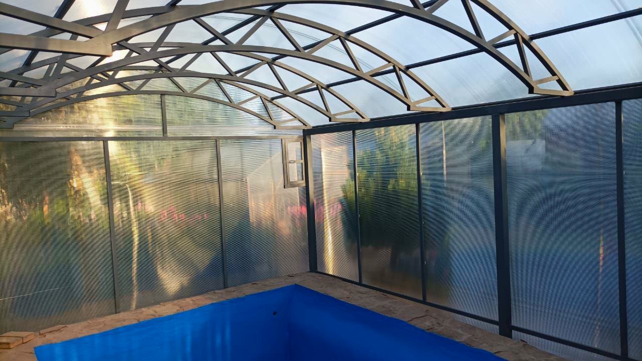 Двускатный навес с поликарбонатом для автомобиля