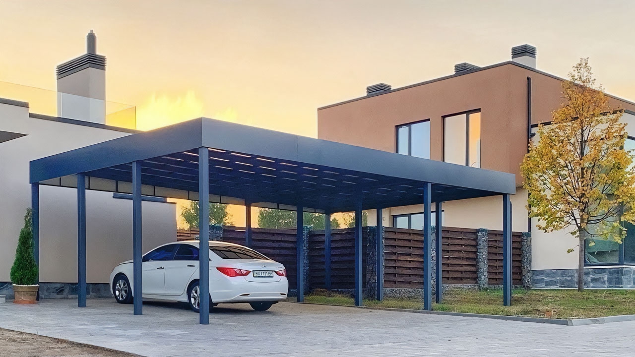 Односкатный автонавес из поликарбоната в стиле хай-тек для автомобиля Односкатный навес над крыльцом из поликарбоната